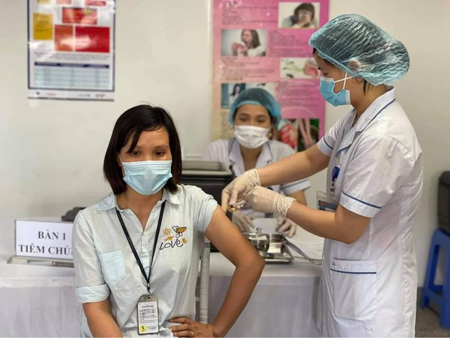 Bộ Y tế khởi động tiêm chủng vaccine phòng COVID-19 cho công nhân KCN Bắc Ninh - Ảnh 4.