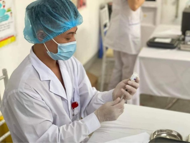 Bộ Y tế khởi động tiêm chủng vaccine phòng COVID-19 cho công nhân KCN Bắc Ninh - Ảnh 2.