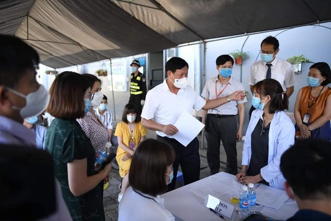 Bộ Y tế khởi động tiêm chủng vaccine phòng COVID-19 cho công nhân KCN Bắc Ninh - Ảnh 1.