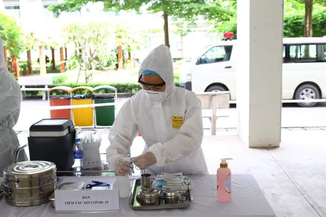 Bắc Giang triển khai tiêm vaccine cho 300 công nhân KCN Đình Trám - Ảnh 2.
