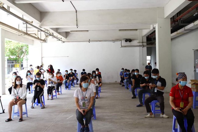 Bắc Giang triển khai tiêm vaccine cho 300 công nhân KCN Đình Trám - Ảnh 1.