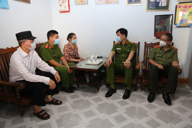 Trung tướng Nguyễn Duy Ngọc, Thứ trưởng Bộ Công an thăm, biểu dương cán bộ chiến sỹ vượt khó khăn cấp CCCD và dũng cảm cứu người - Ảnh 1.
