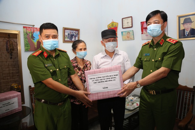 Trung tướng Nguyễn Duy Ngọc, Thứ trưởng Bộ Công an thăm, biểu dương cán bộ chiến sỹ vượt khó khăn cấp CCCD và dũng cảm cứu người - Ảnh 2.