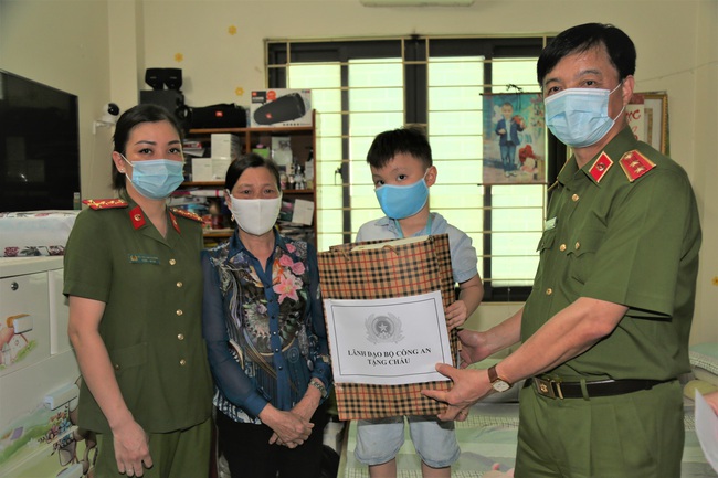 Trung tướng Nguyễn Duy Ngọc, Thứ trưởng Bộ Công an thăm, biểu dương cán bộ chiến sỹ vượt khó khăn cấp CCCD và dũng cảm cứu người - Ảnh 3.