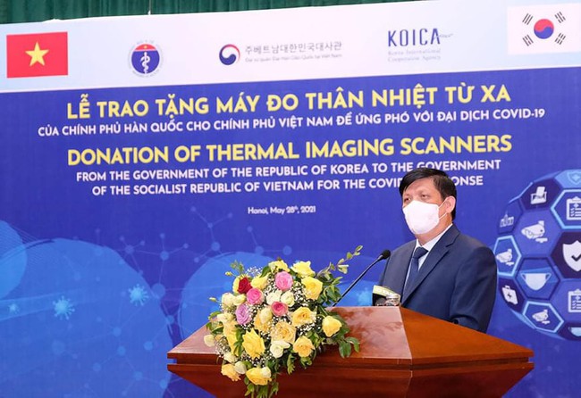 Việt Nam tiếp nhận hỗ trợ 40 máy đo thân nhiệt từ xa của Chính phủ Hàn Quốc - Ảnh 1.