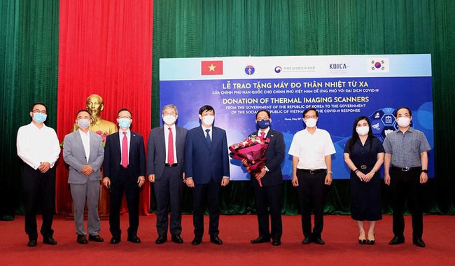Việt Nam tiếp nhận hỗ trợ 40 máy đo thân nhiệt từ xa của Chính phủ Hàn Quốc - Ảnh 3.