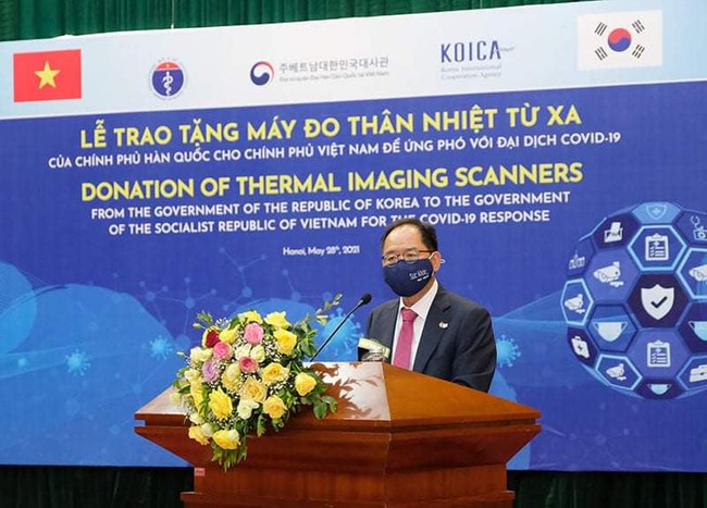 Việt Nam tiếp nhận hỗ trợ 40 máy đo thân nhiệt từ xa của Chính phủ Hàn Quốc - Ảnh 4.
