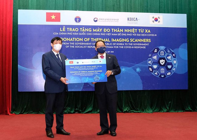 Việt Nam tiếp nhận hỗ trợ 40 máy đo thân nhiệt từ xa của Chính phủ Hàn Quốc - Ảnh 2.