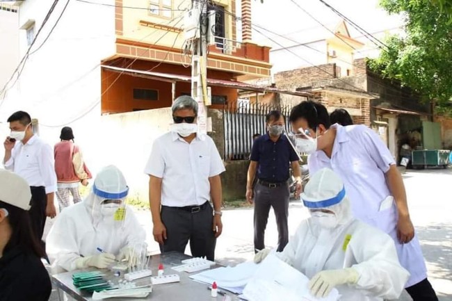 Bộ Y tế kiểm tra triển khai test nhanh tại Việt Yên, Bắc Giang - Ảnh 2.
