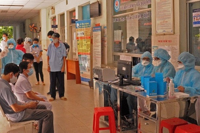 Phong tỏa tạm thời Bệnh viện quận Tân Phú vì có 3 trường hợp nghi mắc COVID-19 đến khám bệnh - Ảnh 1.