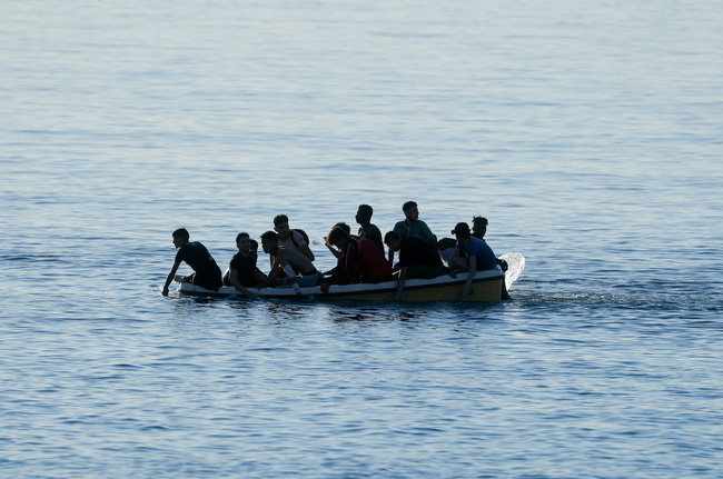 Tây Ban Nha: Điều tra vụ thiếu niên đeo chai nhựa vượt biển  - Ảnh 2.