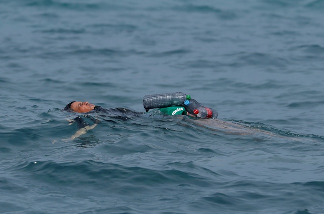 Tây Ban Nha: Điều tra vụ thiếu niên đeo chai nhựa vượt biển  - Ảnh 1.