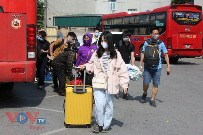 Người dân lỉnh kỉnh đồ đạc trở lại Hà Nội sau kỳ nghỉ lễ 30/4 - 1/5 - Ảnh 1.