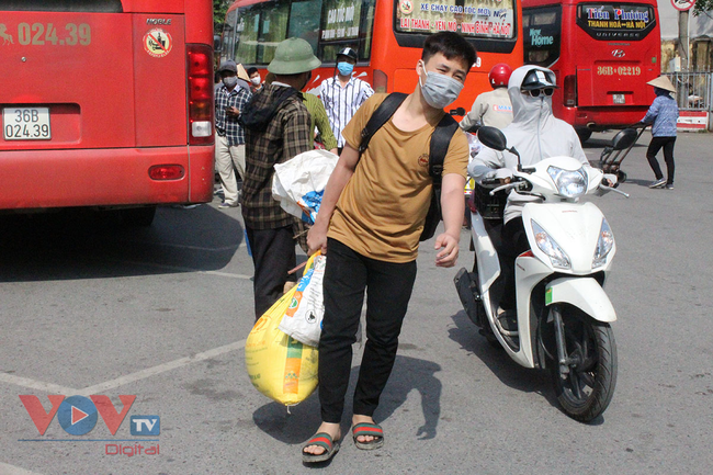 Người dân lỉnh kỉnh đồ đạc trở lại Hà Nội sau kỳ nghỉ lễ 30/4 - 1/5 - Ảnh 4.