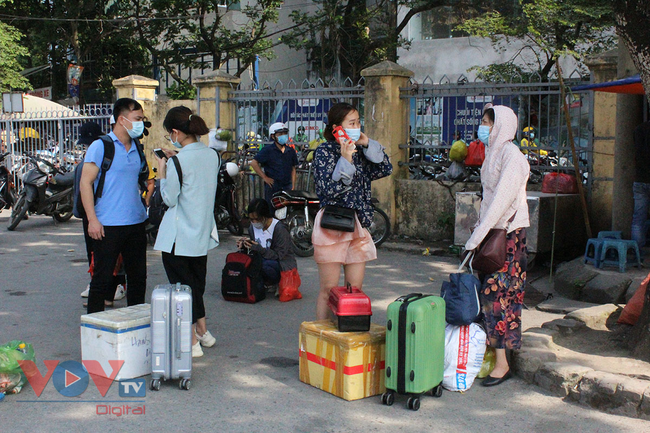Người dân lỉnh kỉnh đồ đạc trở lại Hà Nội sau kỳ nghỉ lễ 30/4 - 1/5 - Ảnh 6.