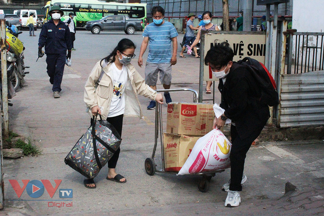 Người dân lỉnh kỉnh đồ đạc trở lại Hà Nội sau kỳ nghỉ lễ 30/4 - 1/5 - Ảnh 11.