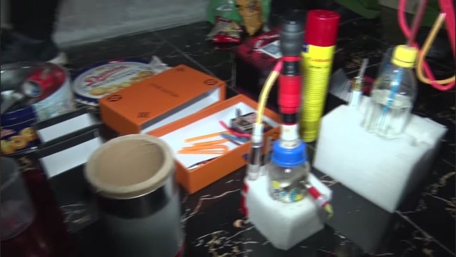 Bắt quả tang 15 đối tượng sử dụng ma túy 'bay lắc' trong quán Karaoke tại Hà Nam - Ảnh 3.