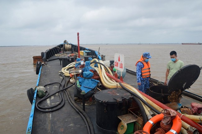 Bắt giữ tàu chở 25.000 lít dầu DO lậu trên biển - Ảnh 1.