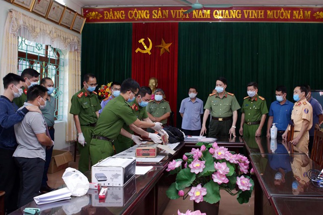 Công an Lai Châu bắt 2 đối tượng vận chuyển 30 bánh heroin - Ảnh 2.