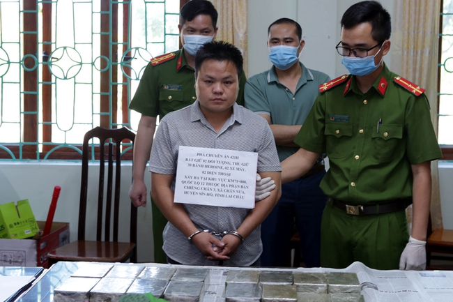 Công an Lai Châu bắt 2 đối tượng vận chuyển 30 bánh heroin - Ảnh 1.