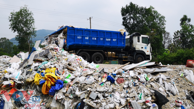 Xe của công ty đô thị ở Vũng Tàu đổ chất thải trái phép ra môi trường - Ảnh 2.