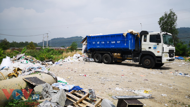 Xe của công ty đô thị ở Vũng Tàu đổ chất thải trái phép ra môi trường - Ảnh 1.