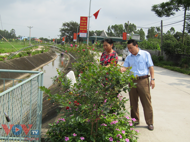 Chủ tịch UBND xã Xuân Khê Trần Mạnh Ngọc (bìa phải) đi kiểm tra, trao đổi với người dân việc vệ sinh môi trường, chăm sóc đường hoa ở các thôn xóm.JPG