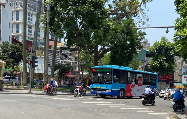 Thời tiết hôm nay: Bắc Bộ ngày nắng, chiều tối và đêm có mưa - Ảnh 1.