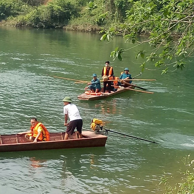 Lào Cai: Lật thuyền chở 9 người trên sông Chảy, 1 người tử vong - Ảnh 1.
