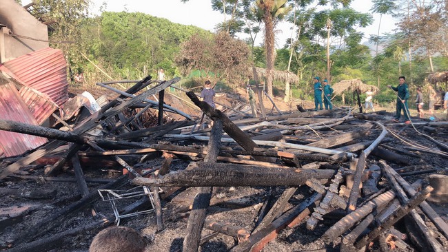 2 nhà sàn ở Lào Cai bị cháy, thiệt hại 1,5 tỷ đồng - Ảnh 1.
