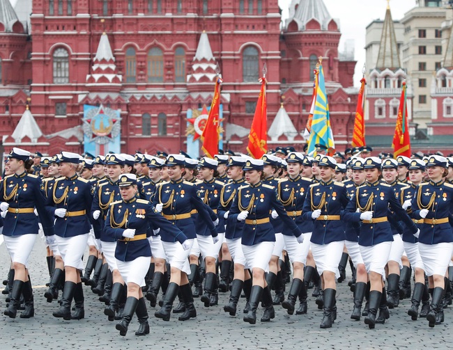 LB Nga diễu binh kỷ niệm lần thứ 76 Ngày chiến thắng - Ảnh 4.