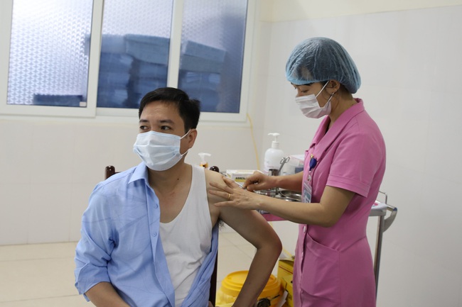 Lào Cai: Xử trí kịp thời một trường hợp sốc phản vệ sau tiêm vaccine Covid-19 - Ảnh 1.