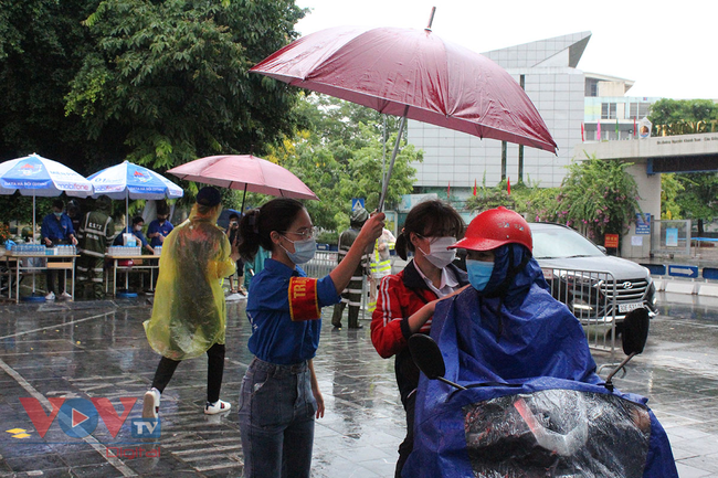 Hơn 93.000 học sinh Hà Nội bắt đầu kỳ thi tuyển sinh lớp 10 công lập - Ảnh 3.