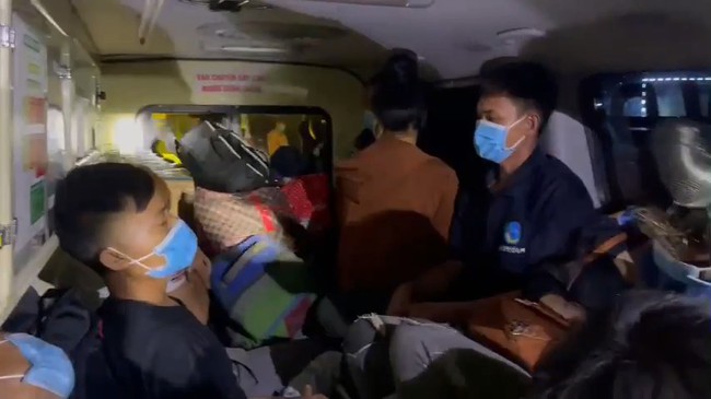 Phát hiện hơn 10 người trong xe cứu thương đi từ Bắc Ninh về Sơn La - Ảnh 1.