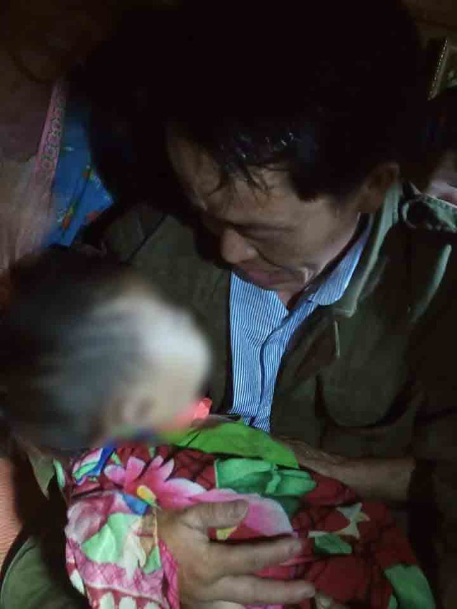Bị ong vò vẽ đốt, bé trai 4 tuổi ở Sơn La tử vong - Ảnh 1.