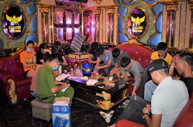 Quảng Nam: Phát hiện 11 người dương tính ma túy trong quán karaoke - Ảnh 1.