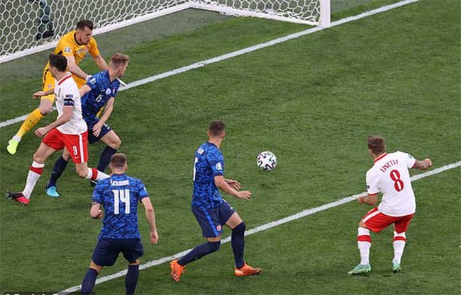 Kết quả Ba Lan 1-2 Slovakia: Sai lầm báo hại Đại bàng trắng - Ảnh 2.