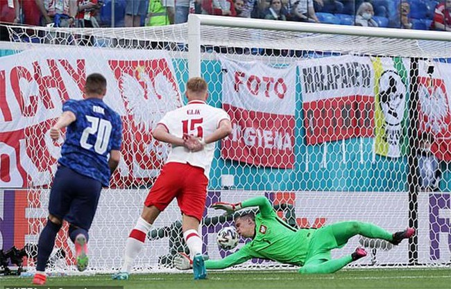 Kết quả Ba Lan 1-2 Slovakia: Sai lầm báo hại Đại bàng trắng - Ảnh 1.