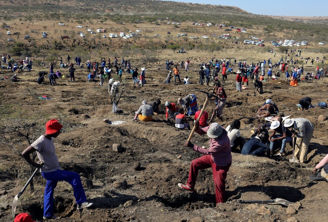 'Cơn sốt kim cương' bao trùm ngôi làng Nam Phi - Ảnh 2.