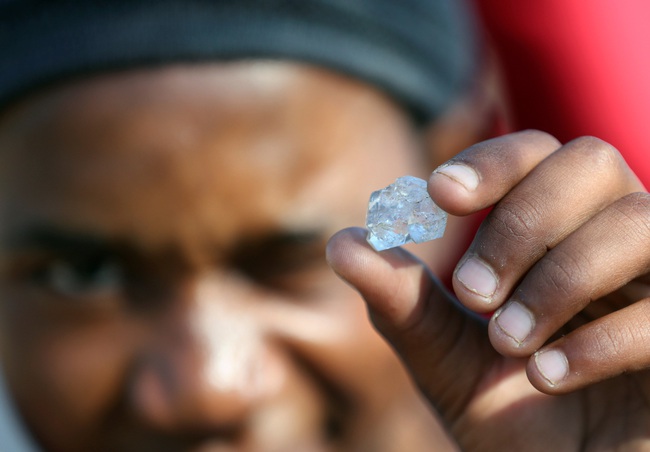 'Cơn sốt kim cương' bao trùm ngôi làng Nam Phi - Ảnh 1.