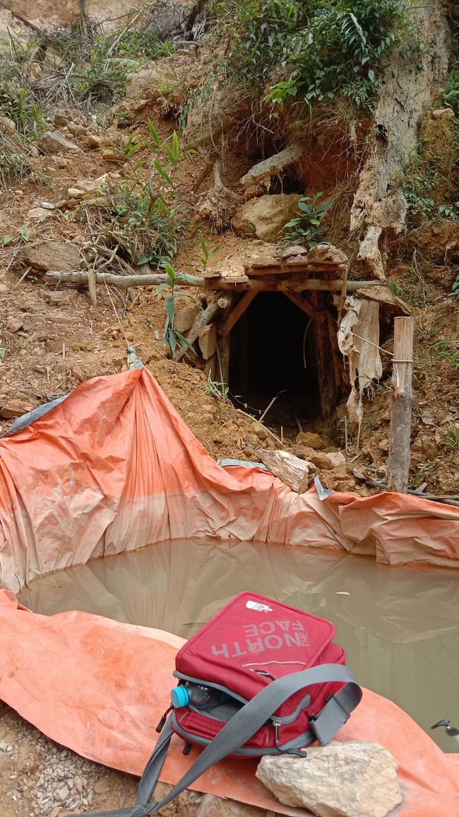 Thừa Thiên Huế: Phát hiện các hầm khai thác vàng trái phép giữa lõi rừng phòng hộ Nam Đông - Ảnh 3.