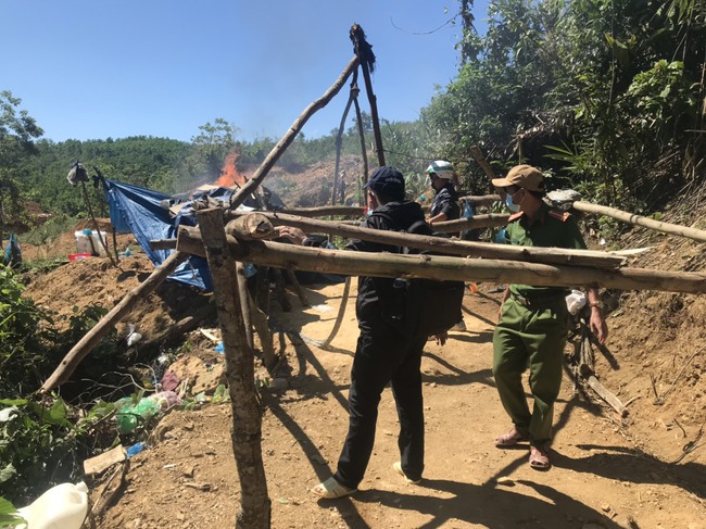 Quảng Nam: Phá hủy 12 lán trại khai thác vàng trái phép tại Bồng Miêu - Ảnh 1.