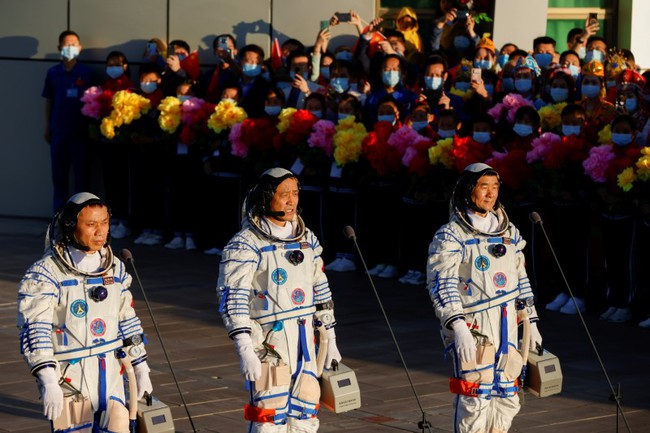 Trung Quốc đưa phi hành đoàn đầu tiên lên trạm không gian mới - Ảnh 1.