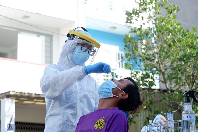 TPHCM: Phong tỏa trụ sở phường An Lạc do có liên quan tới chuỗi lây nhiễm chung cư Ehome 3 - Ảnh 1.