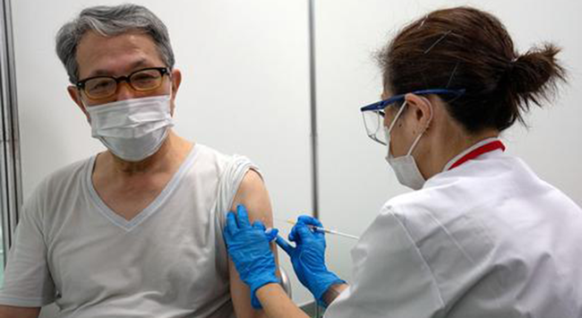 Nhật Bản: Bắt đầu triển khai tiêm chủng nơi làm việc - Ảnh 1.