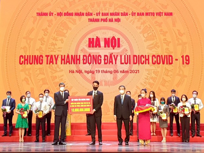 Tân Hoàng Minh Group trao tặng 20 tỷ đồng cho quỹ vaccine TP Hà Nội - Ảnh 1.