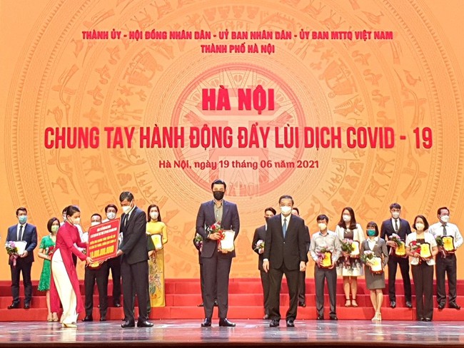 Tân Hoàng Minh Group trao tặng 20 tỷ đồng cho quỹ vaccine TP Hà Nội - Ảnh 2.