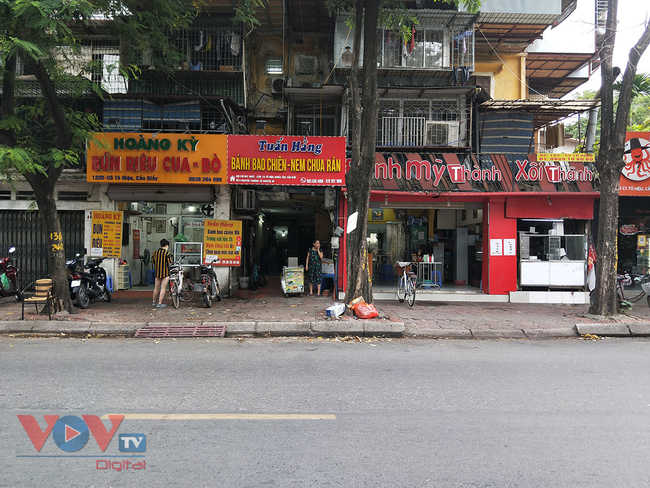 Hà Nội: Nhà hàng, quán cà phê 'trở lại' sau thời gian đóng cửa vì dịch Covid-19 - Ảnh 1.