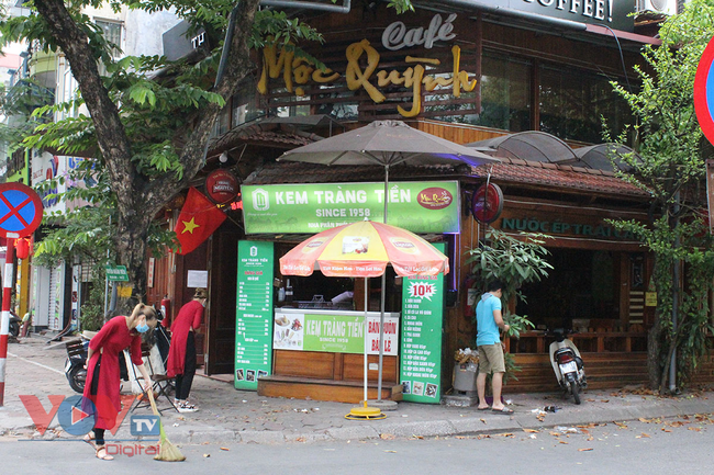 Hà Nội: Nhà hàng, quán cà phê 'trở lại' sau thời gian đóng cửa vì dịch Covid-19 - Ảnh 2.