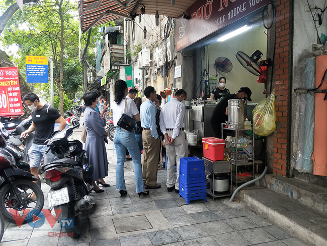 Hà Nội: Nhà hàng, quán cà phê 'trở lại' sau thời gian đóng cửa vì dịch Covid-19 - Ảnh 5.